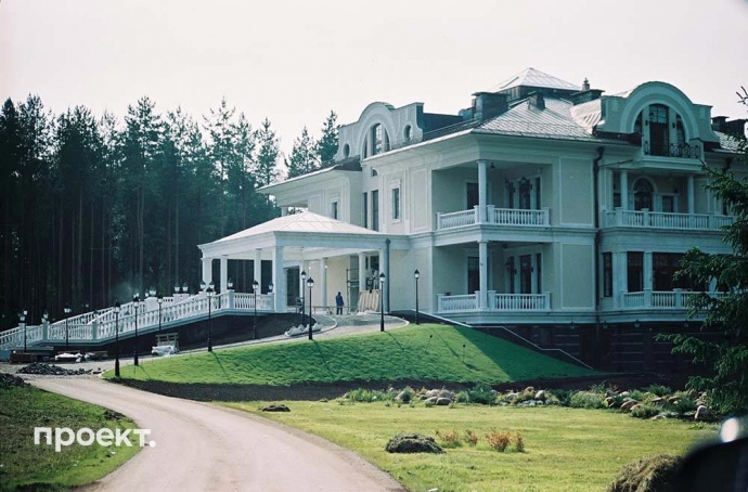 Путин и Кабаева живут в резиденции на Валдае на деньги из "общака", - СМИ