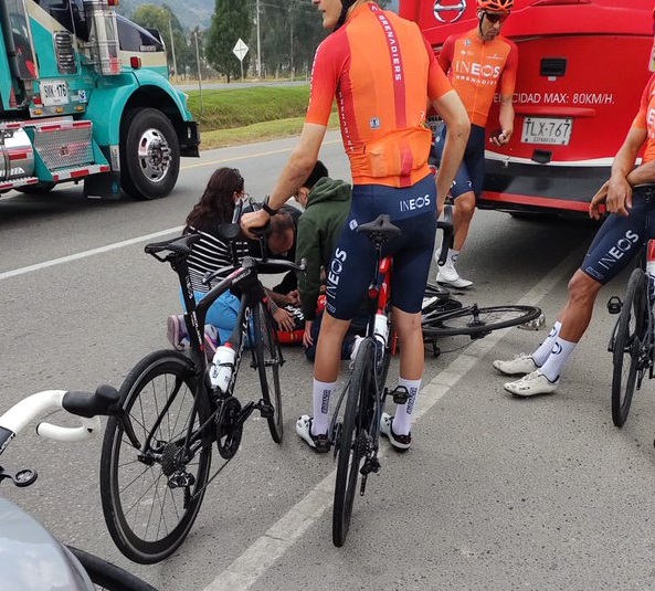 Чемпіон Тур де Франс Берналь серйозно постраждав у аварії,  у нього зламані хребці