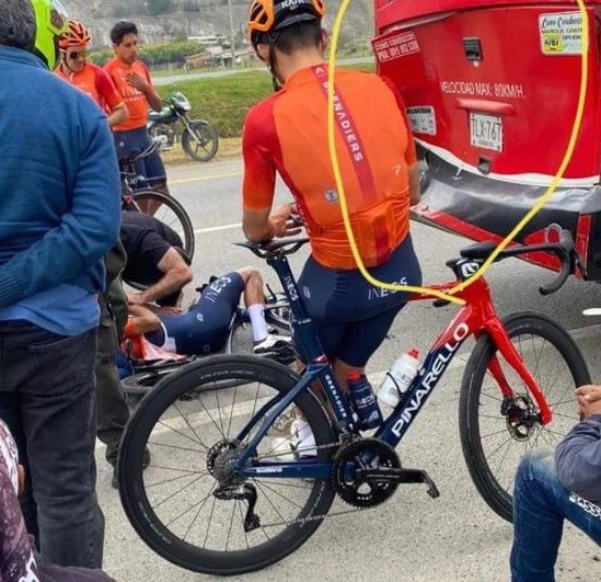 Чемпион Тур де Франс Берналь серьезно пострадал в аварии, у него сломаны позвонки