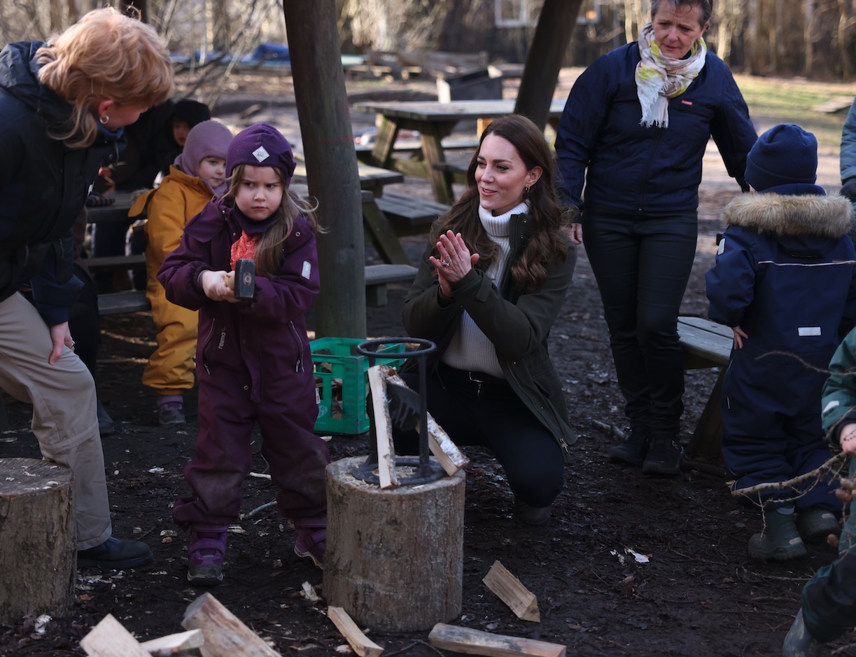 Кейт Миддлтон &quot;затусила&quot; с детьми в лесу: ну о-о-очень милые фото!