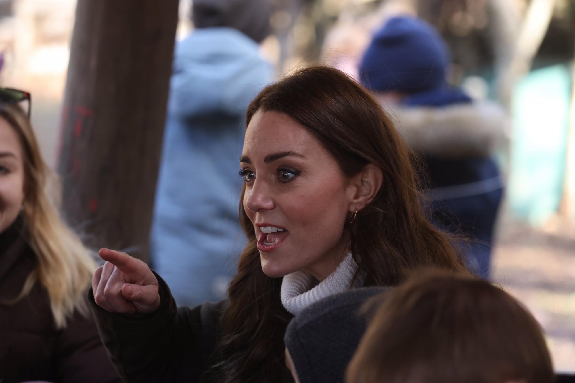 Кейт Миддлтон &quot;затусила&quot; с детьми в лесу: ну о-о-очень милые фото!