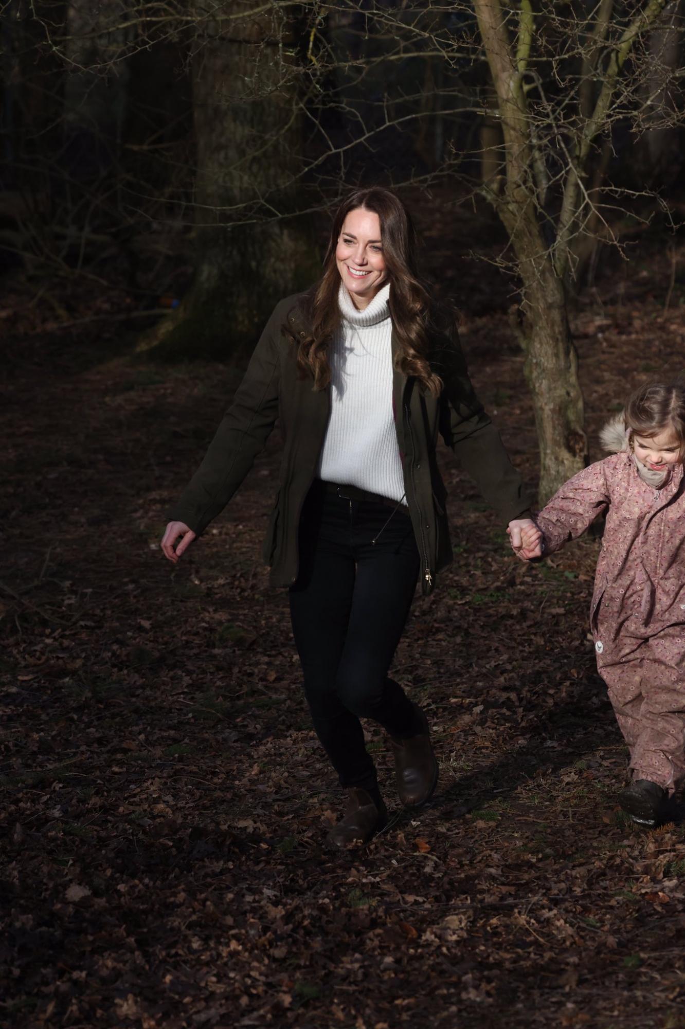 Кейт Миддлтон &quot;затусила&quot; с детьми в лесу: ну о-о-очень милые фото!