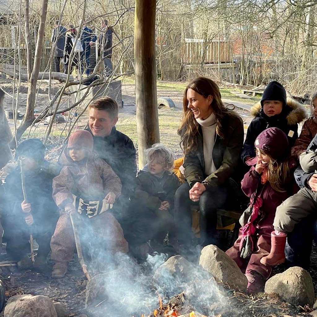 Кейт Миддлтон &quot;затусила&quot; с детьми в лесу: ну о-о-очень милые фото!
