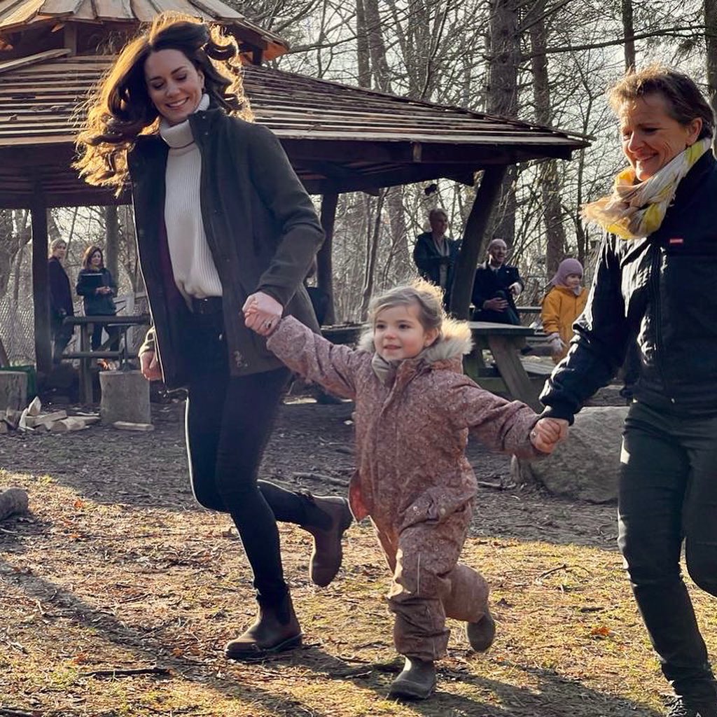 Кейт Миддлтон &quot;затусила&quot; с детьми в лесу: ну о-о-очень милые фото!