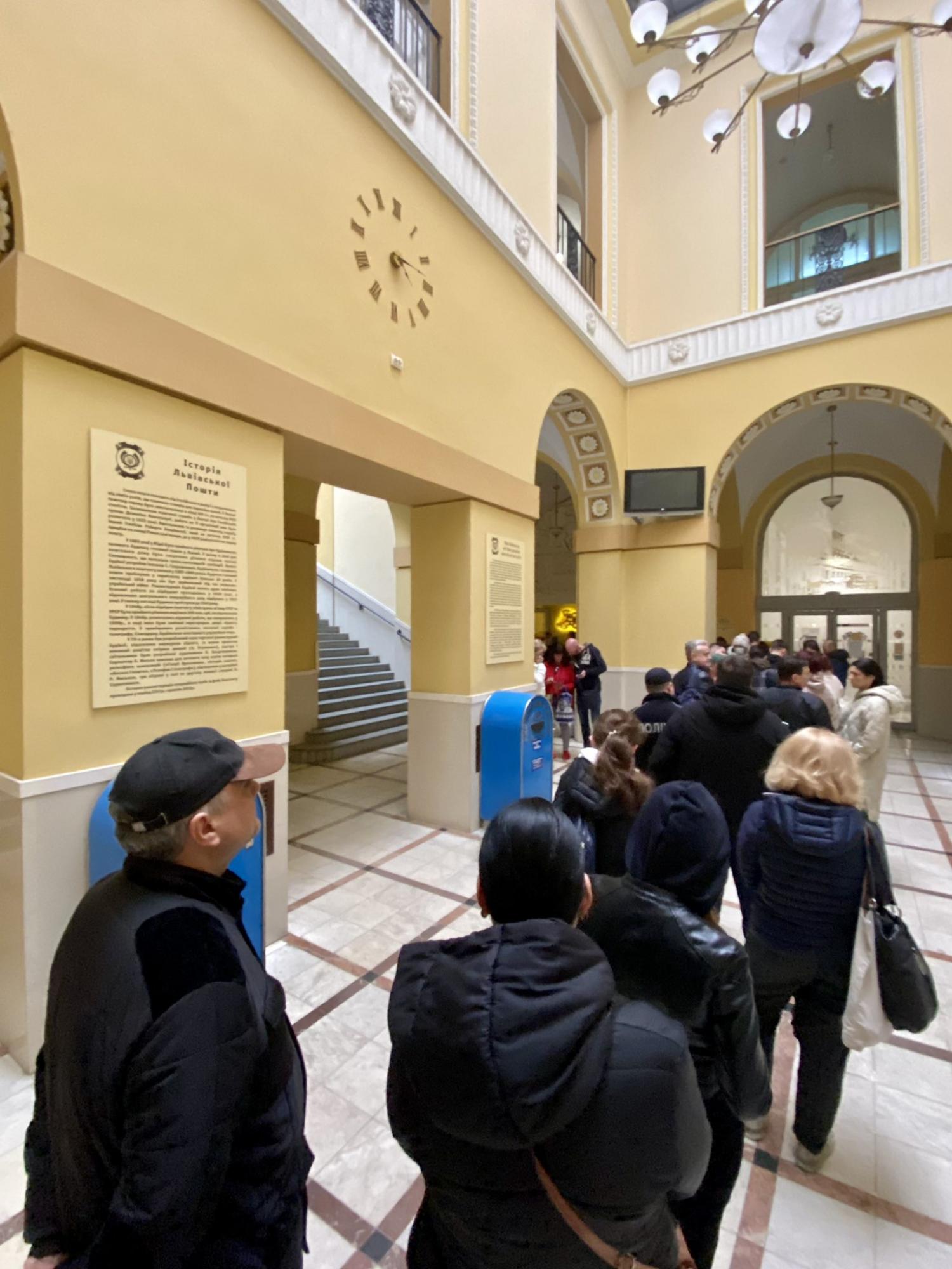 Марка с кораблем от Укрпочты бьет все рекорды: очередь больше, чем за iPhone