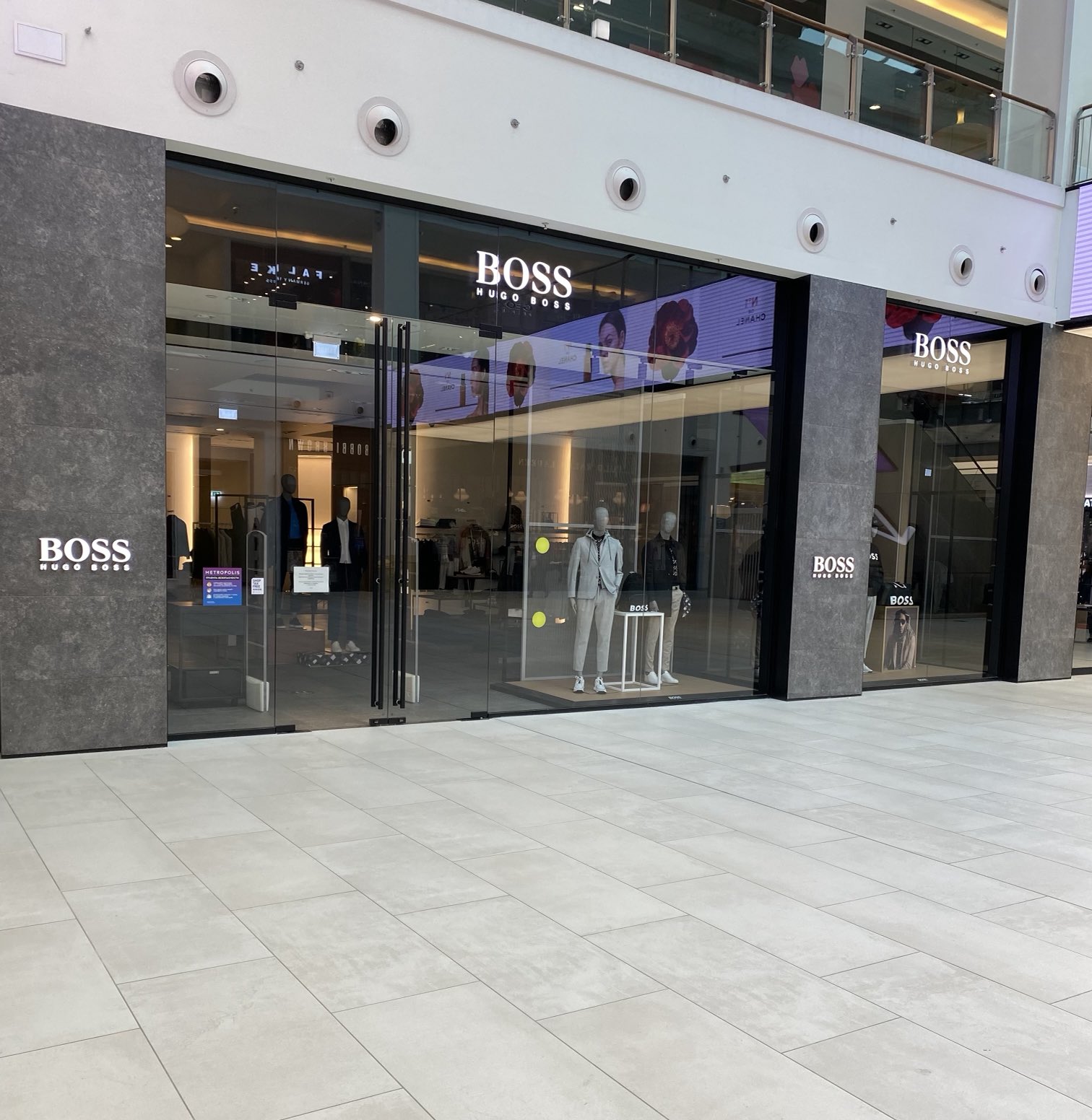 Работа кипит: мировые бренды втридорога одевают россиян (фото)