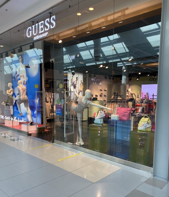 Работа кипит: мировые бренды втридорога одевают россиян (фото)