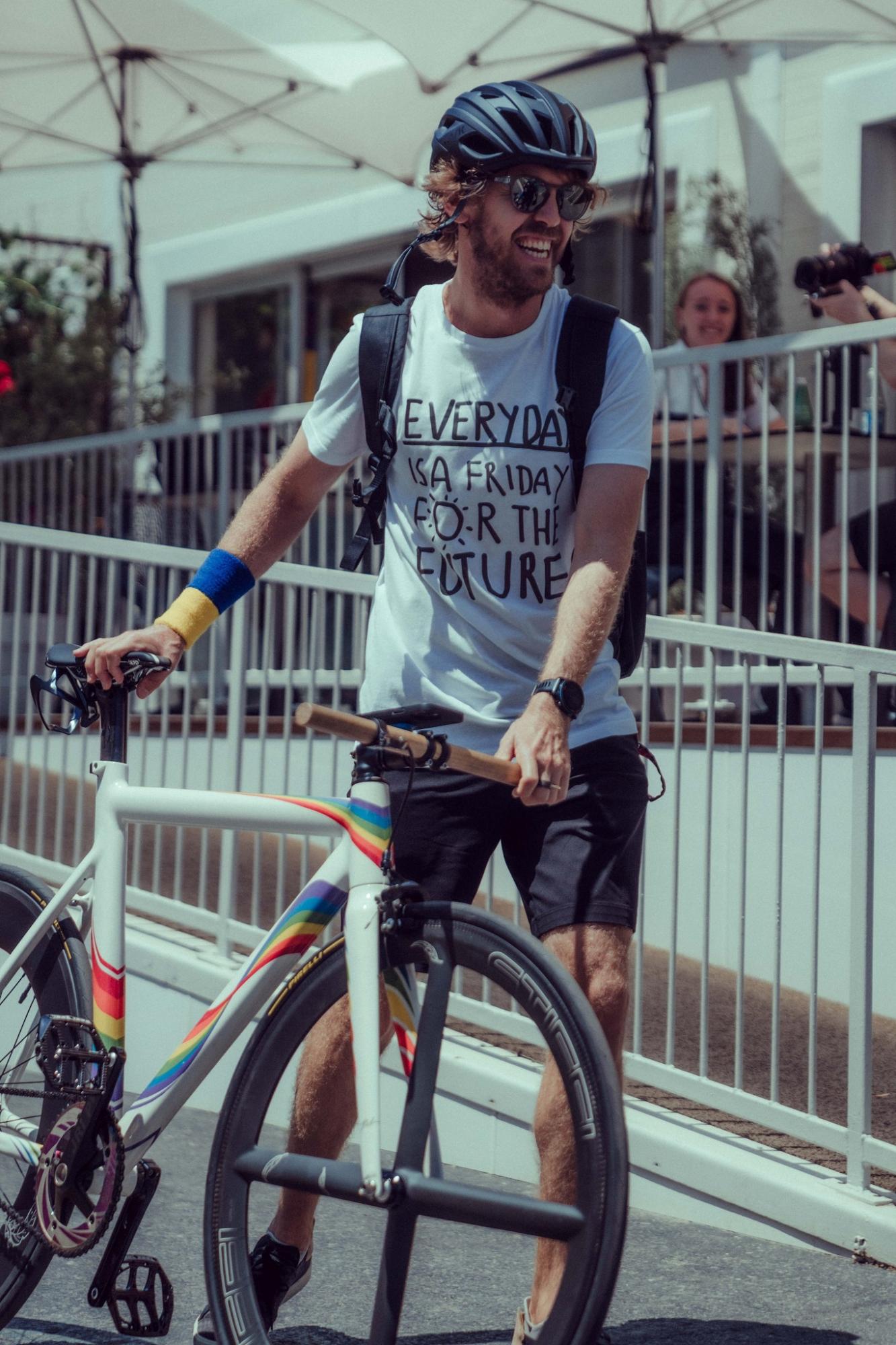 Чотириразовий чемпіон Формули-1 Феттель вкотре проявив солідарність із Україною