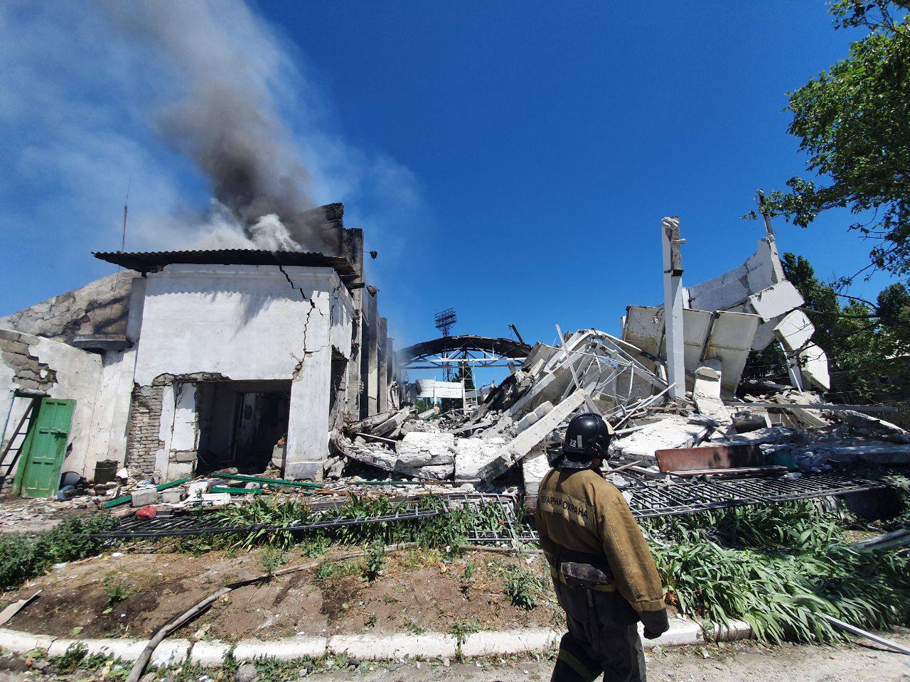 У Луганській області згорів знаменитий стадіон. Разом з окупантами (фото)