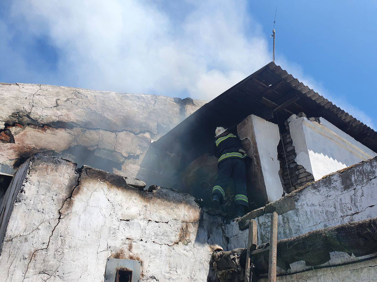 У Луганській області згорів знаменитий стадіон. Разом з окупантами (фото)