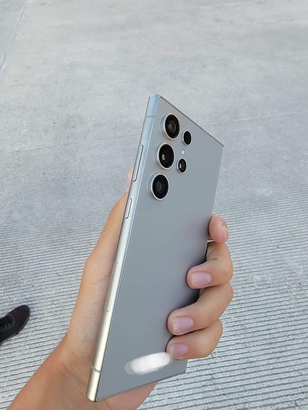 Samsung Galaxy S24 Ultra вперше "засвітився" на живих фото