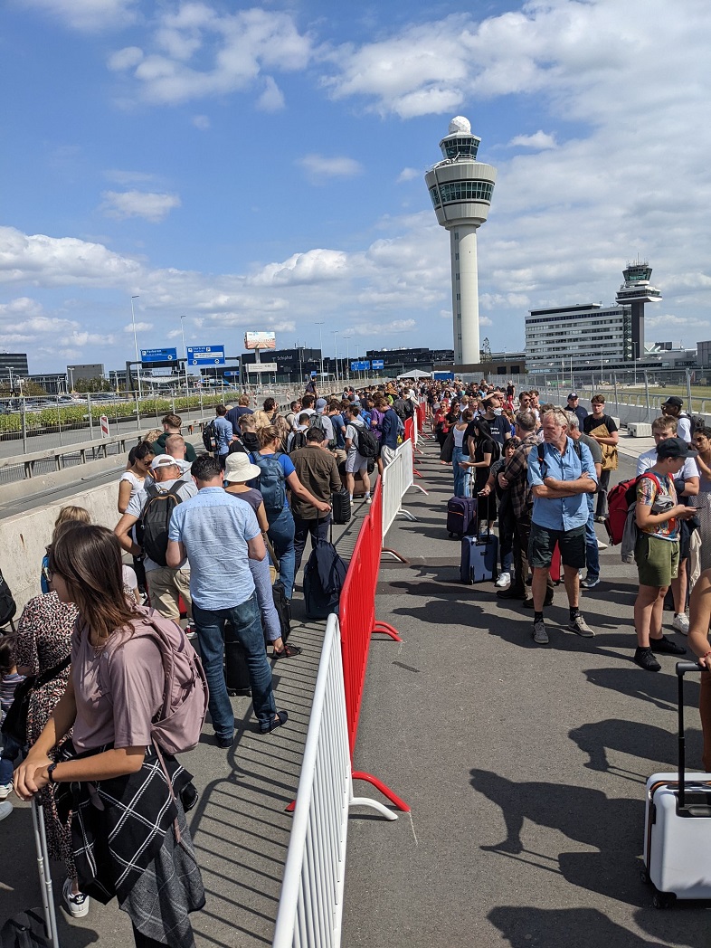 Черги та масові скасування рейсів. В аеропорту Європи знову хаос: фото