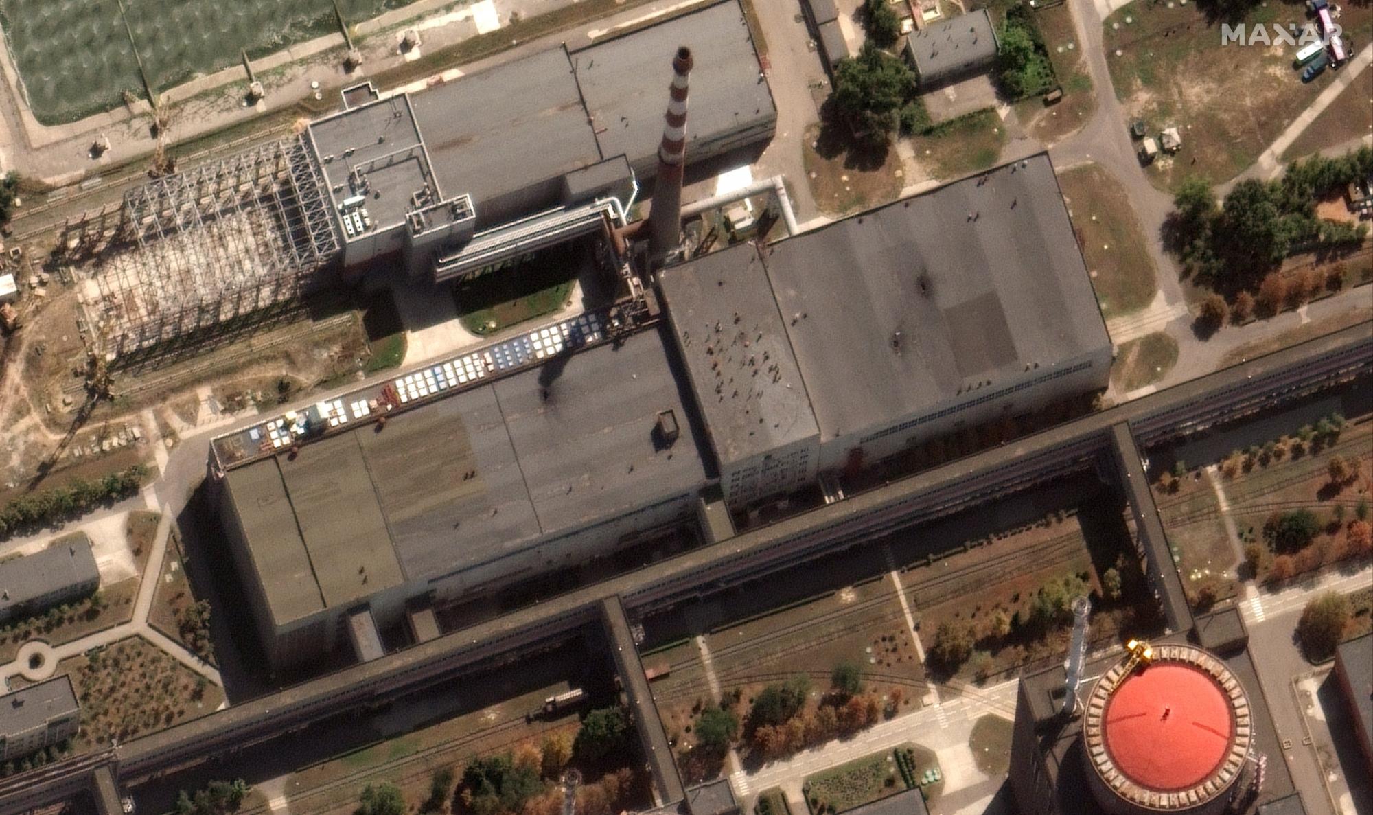 На ЗАЕС снарядами пробило дах біля реакторів: супутникове фото