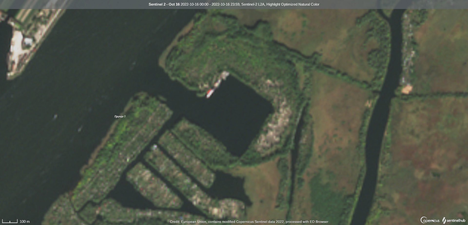 Российские военные сосредотачивают большое количество плавающих средств вблизи временно оккупированного Херсона.