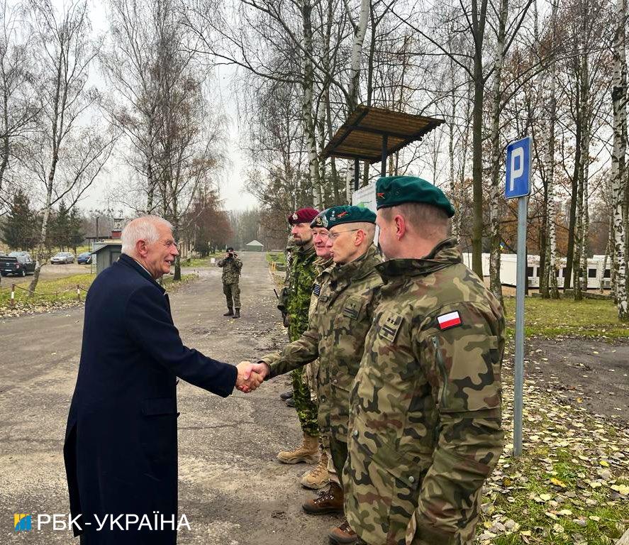 Боррель посетил бойцов ВСУ, которые тренируются в рамках программы ЕС (фото)