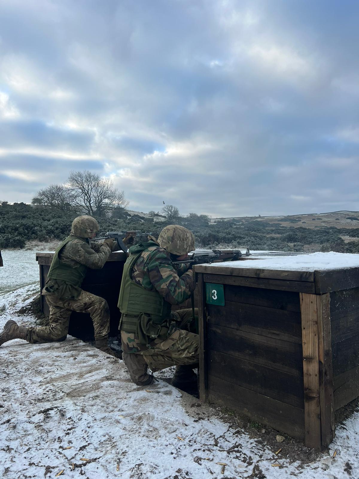 С оружием и под снегом: появились фото с учений украинских военных в Северной Англии