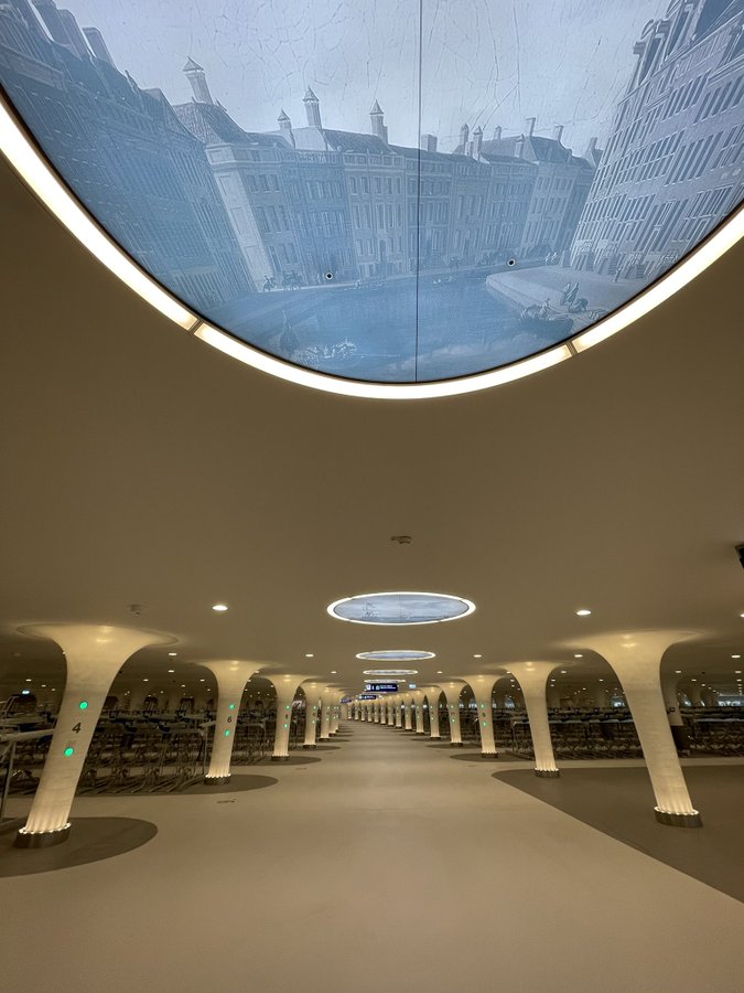 В Амстердаме обустроили подводную велопарковку! Вы такого еще не видели (фото)