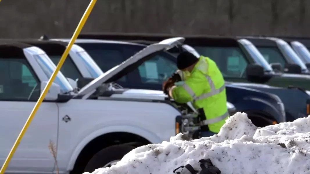 Скуті снігом та льодом: тисяі некомплектних Ford Bronco не можуть доставити покупцям