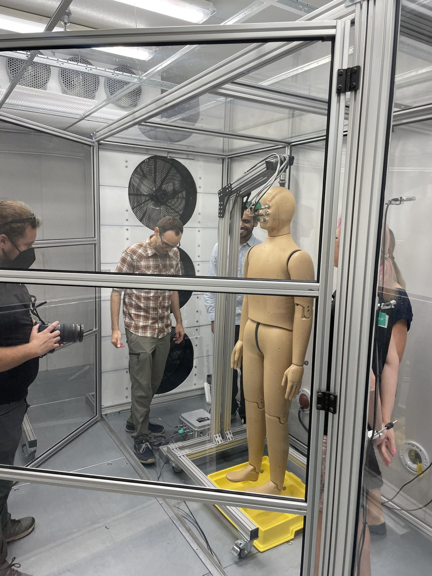 Вчені створили першого у світі робота, який дихає, потіє та тремтить: ось як він виглядає