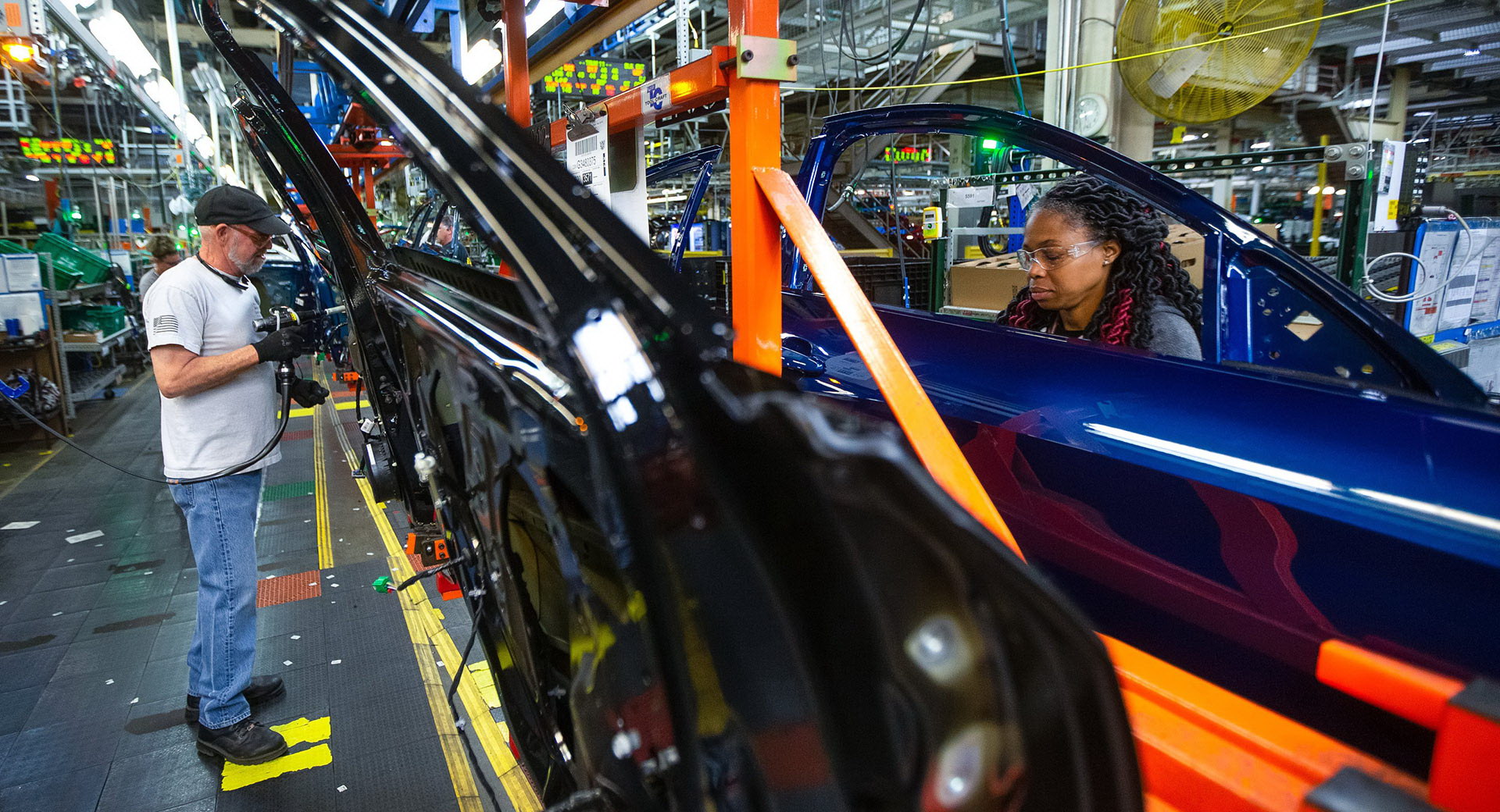 Відмінна ідея: General Motors зберігає машини без мікрочіпів на колишньому заводі з виробництва мікросхем