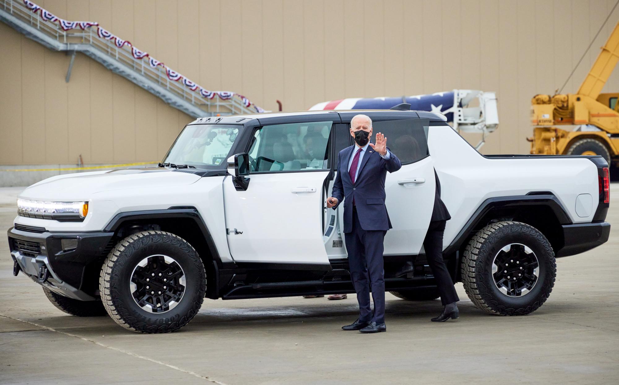 Президент США Джо Байден запустил производство электрических пикапов Hummer EV