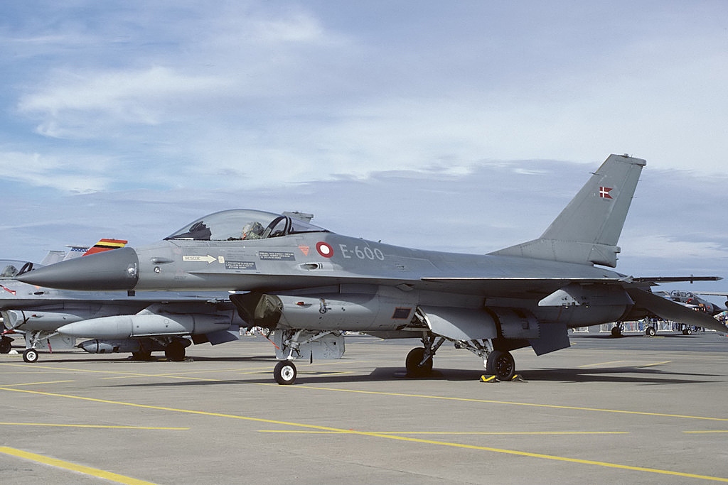 Коалиция истребителей. Когда начнется обучение пилотов и как скоро Украина получит F-16