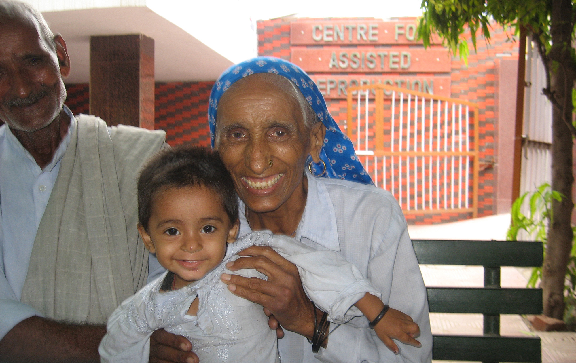 9 самых старых мам в мире. Как им удалось забеременеть после 60-ти и почему возраст не помешал