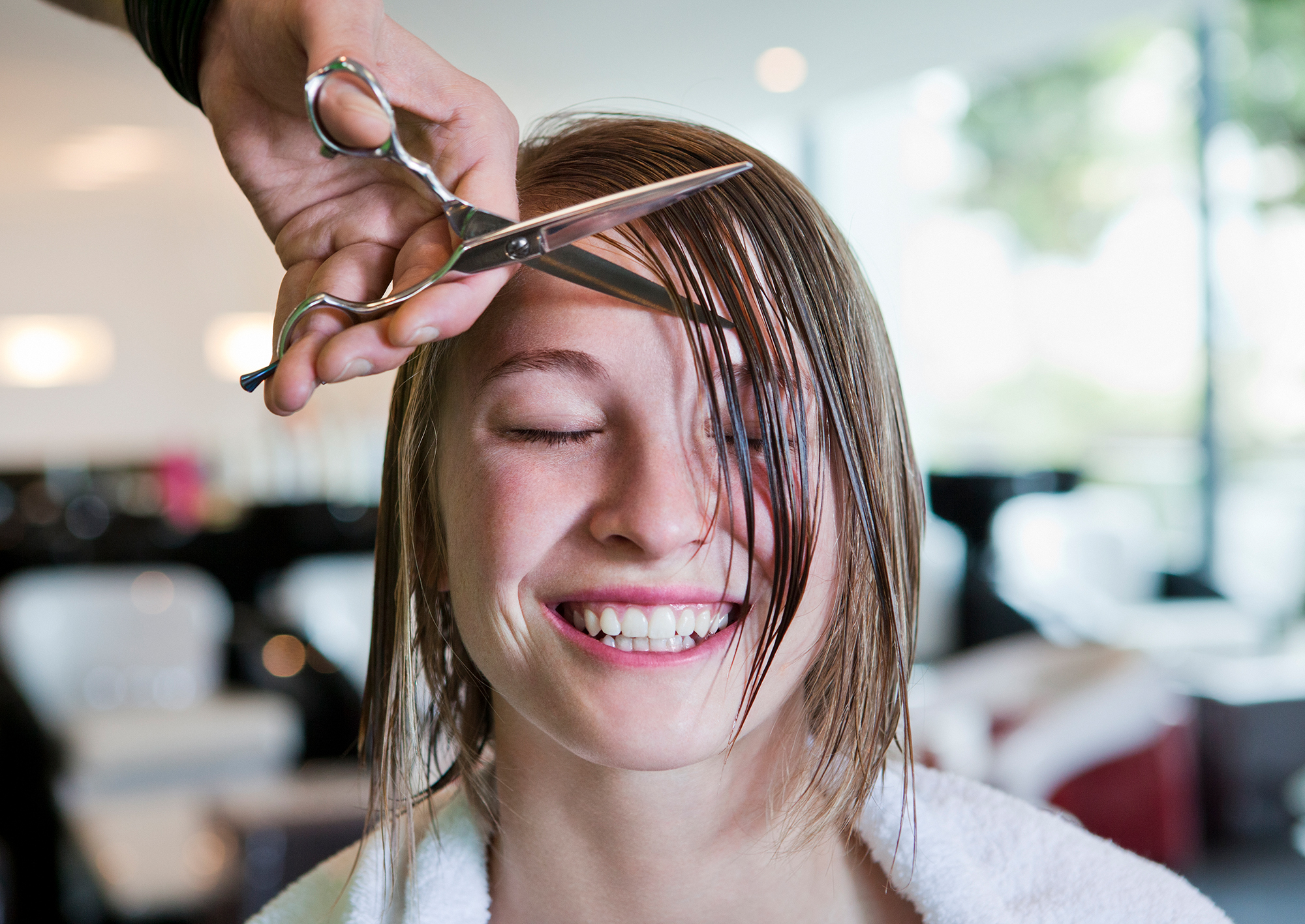 Календар стрижок на жовтень 2024 року: коли можна і не можна йти до перукаря