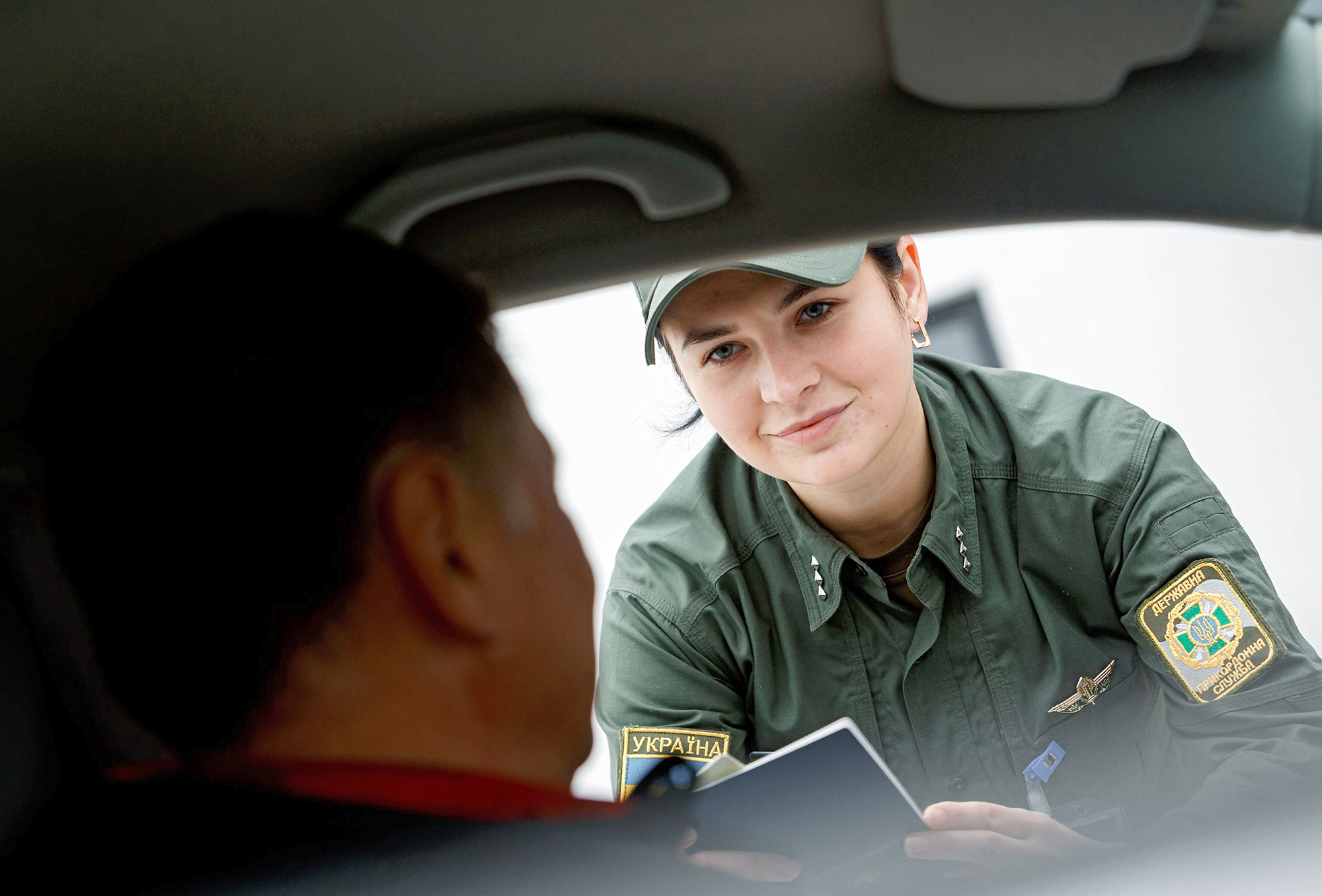 Кому из мужчин сейчас можно выезжать за границу: документы и условия