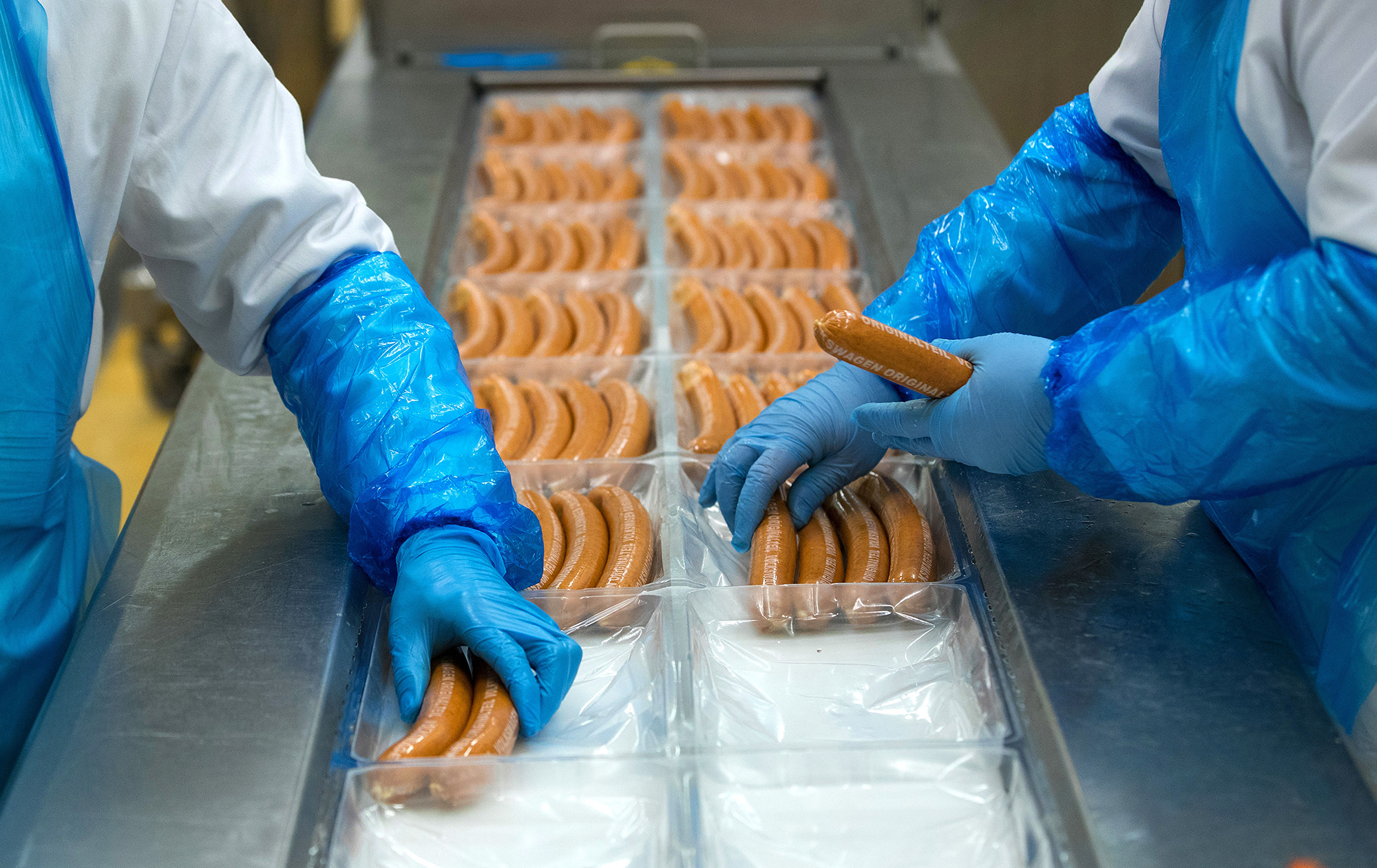 Вакансій стає більше. Ким можуть працювати українські біженці за кордоном