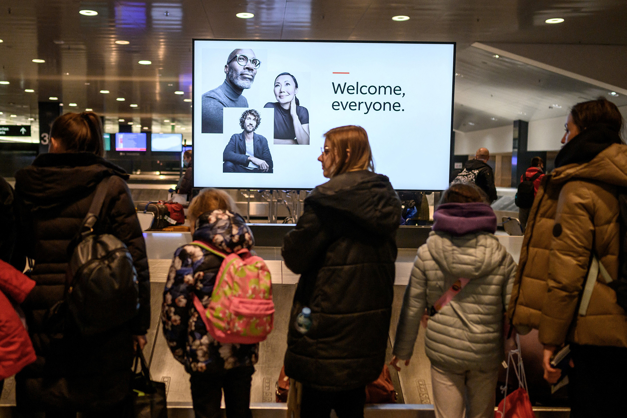 Вместе с ЕС. Одна из самых богатых стран продлила статус украинцев еще на год