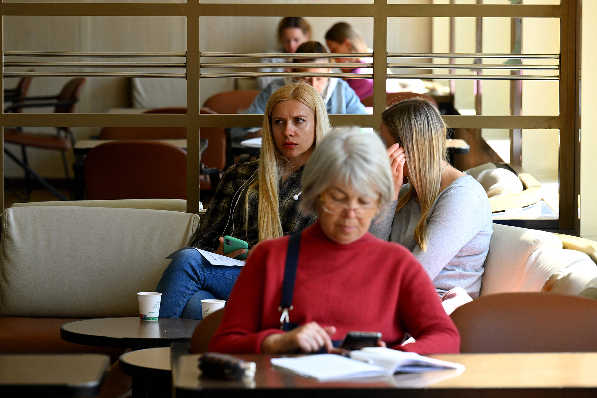 &quot;Повезло, что осталась работа в Украине&quot;. Какие выплаты получают беженцы во Франции