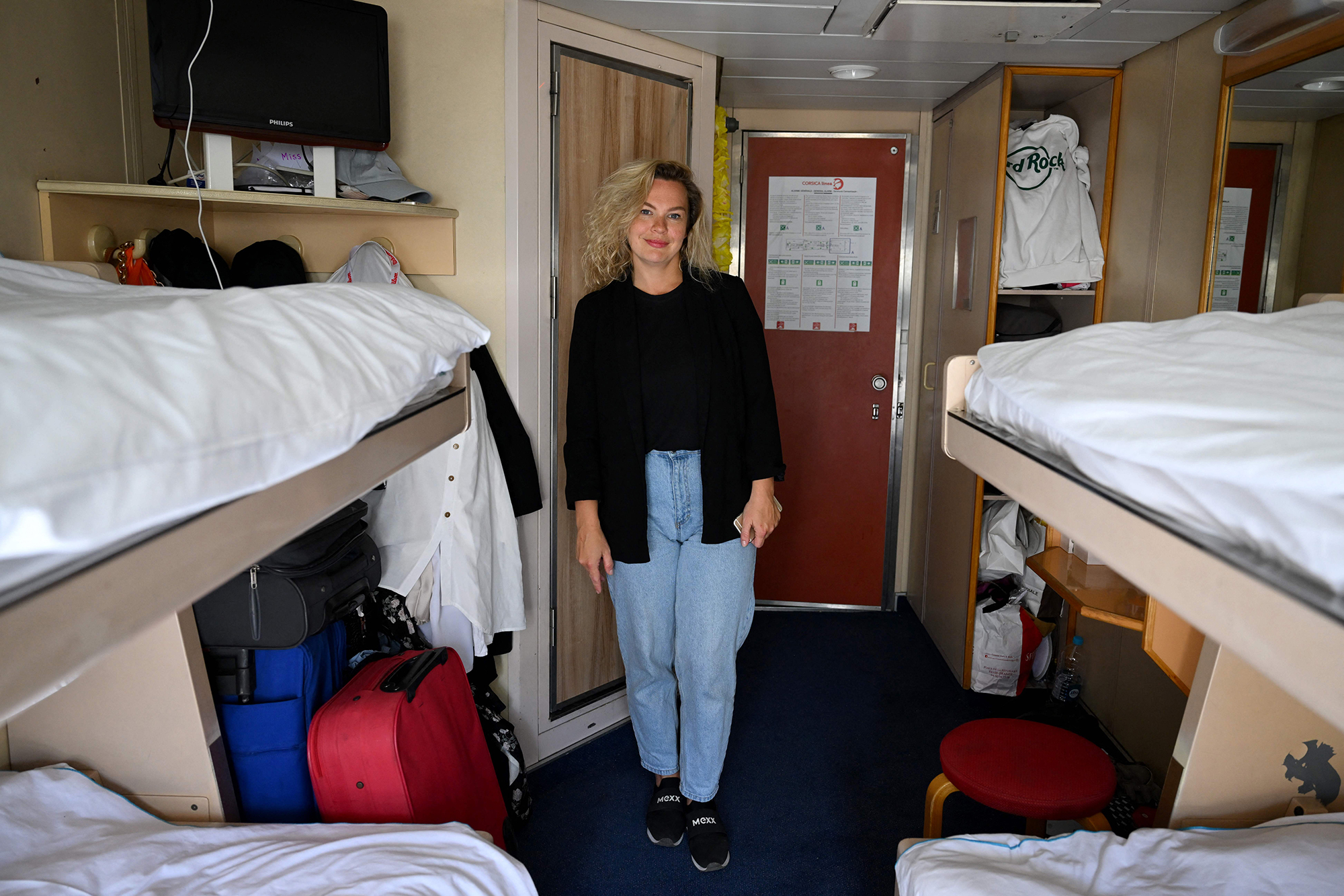 Українцям у Франції видаватимуть картки з грошима на перший час: деталі