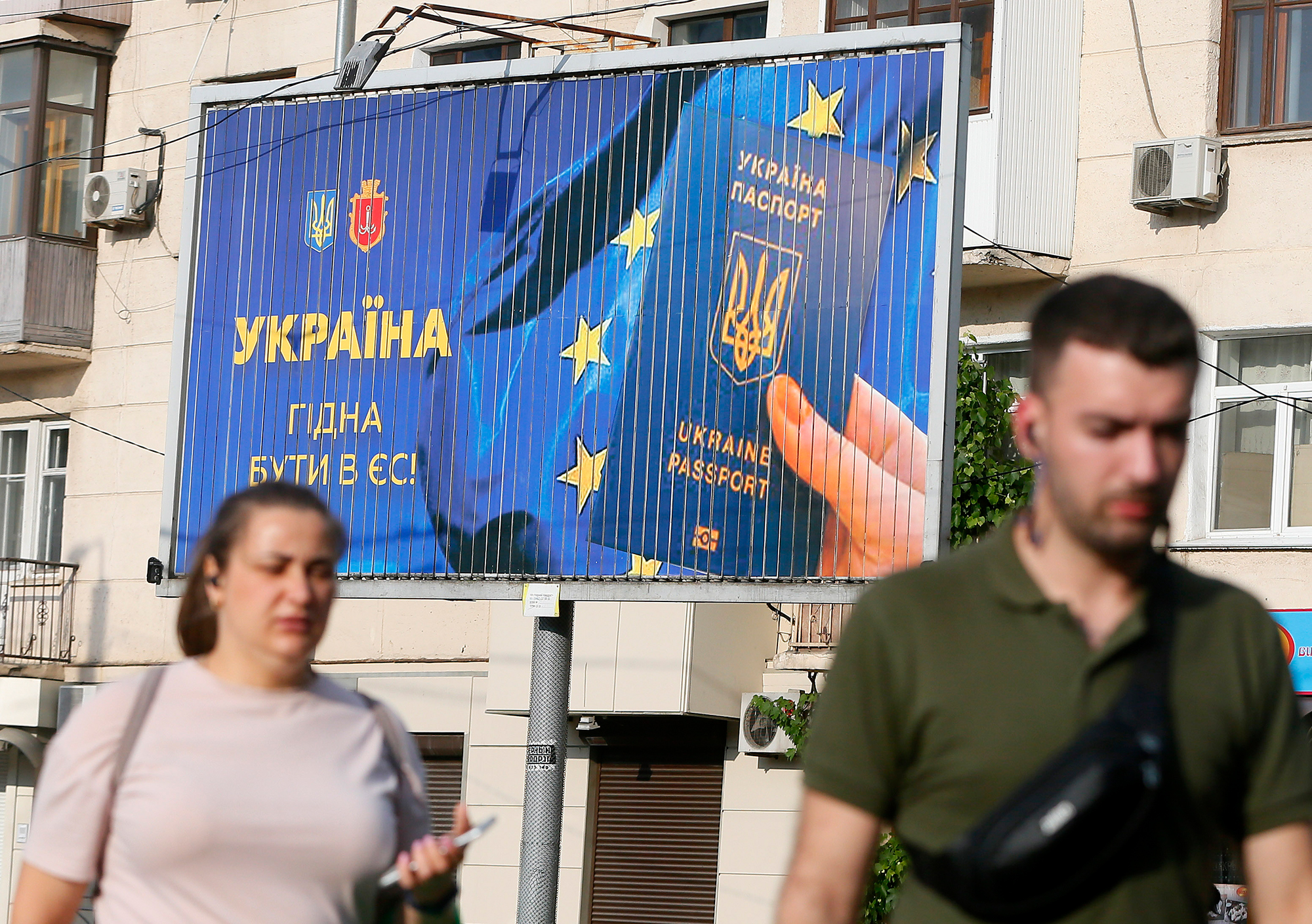 Безкоштовні дзвінки та інтернет. Що зміниться для українців у роумінгу ЄС