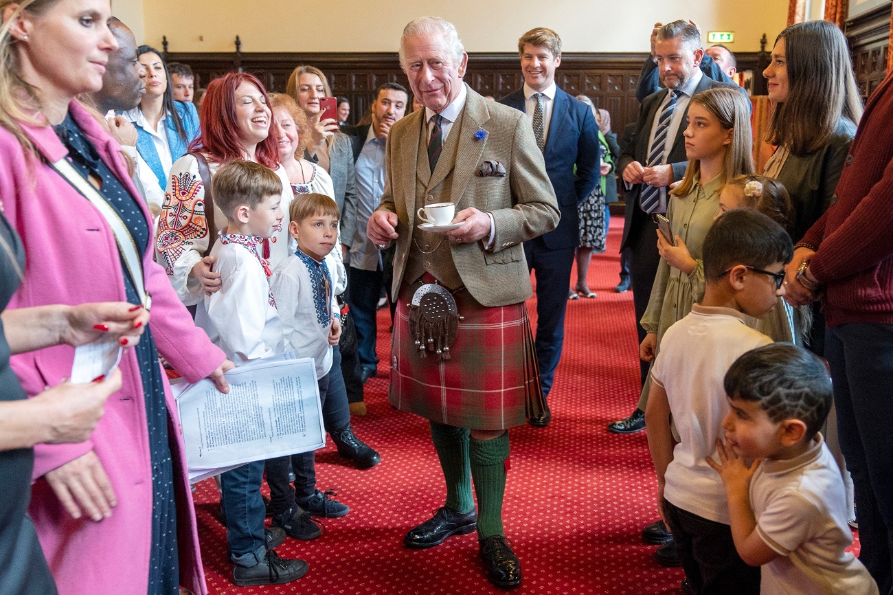 Чарльз III зустрівся з українськими біженцями в Шотландії та вислухав історії сімей (фото)