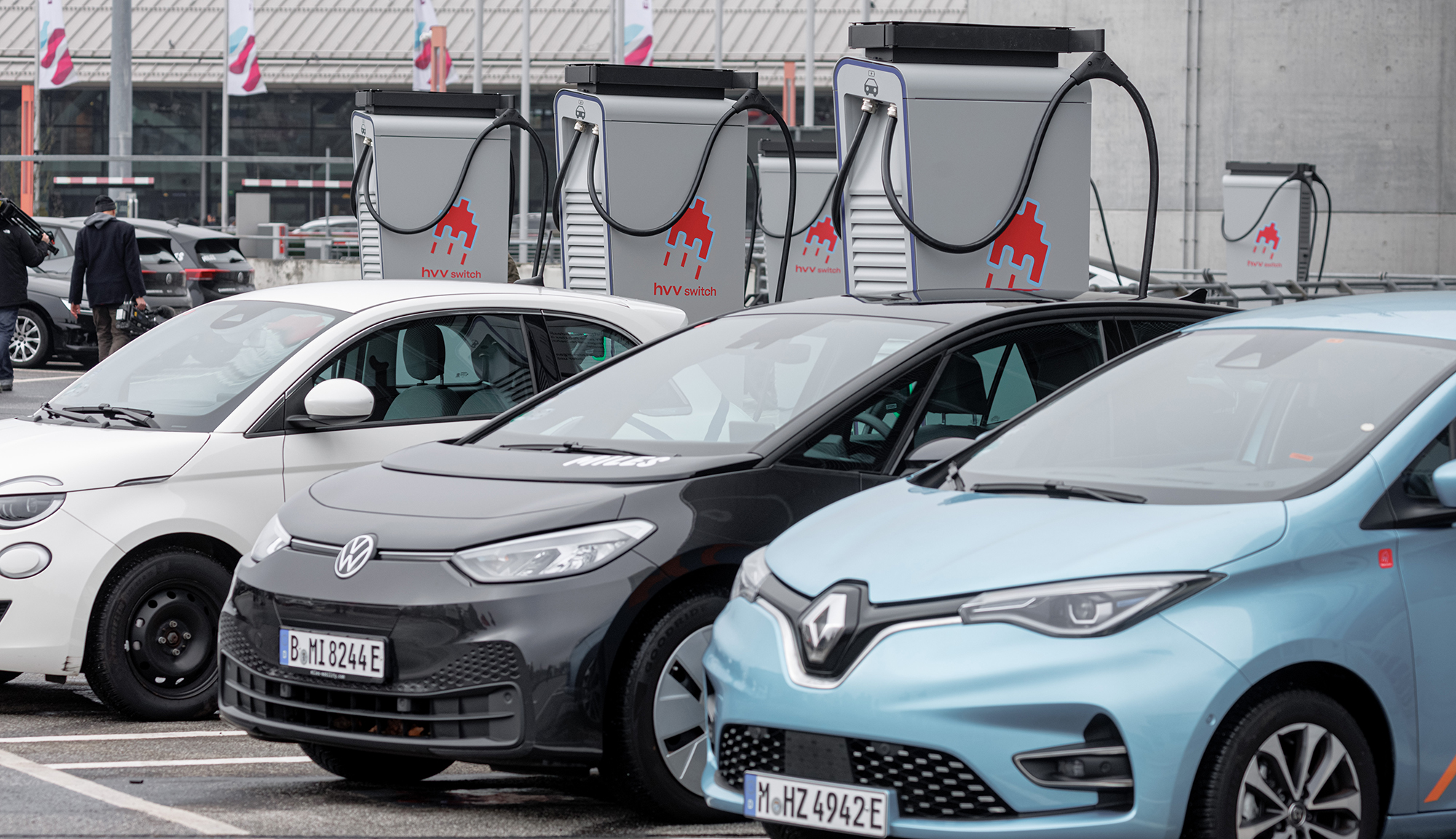 Обмежені терміни. Чому українці масово продають свої авто в Європі