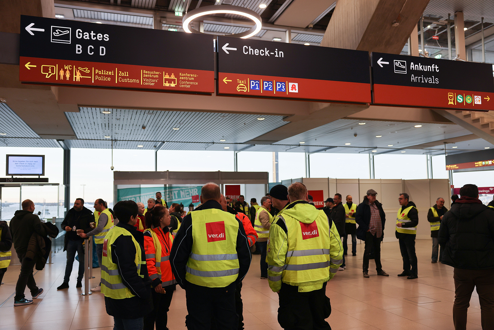 Аэропорты Европы охватили массовые отмены рейсов. Что нужно знать пассажирам