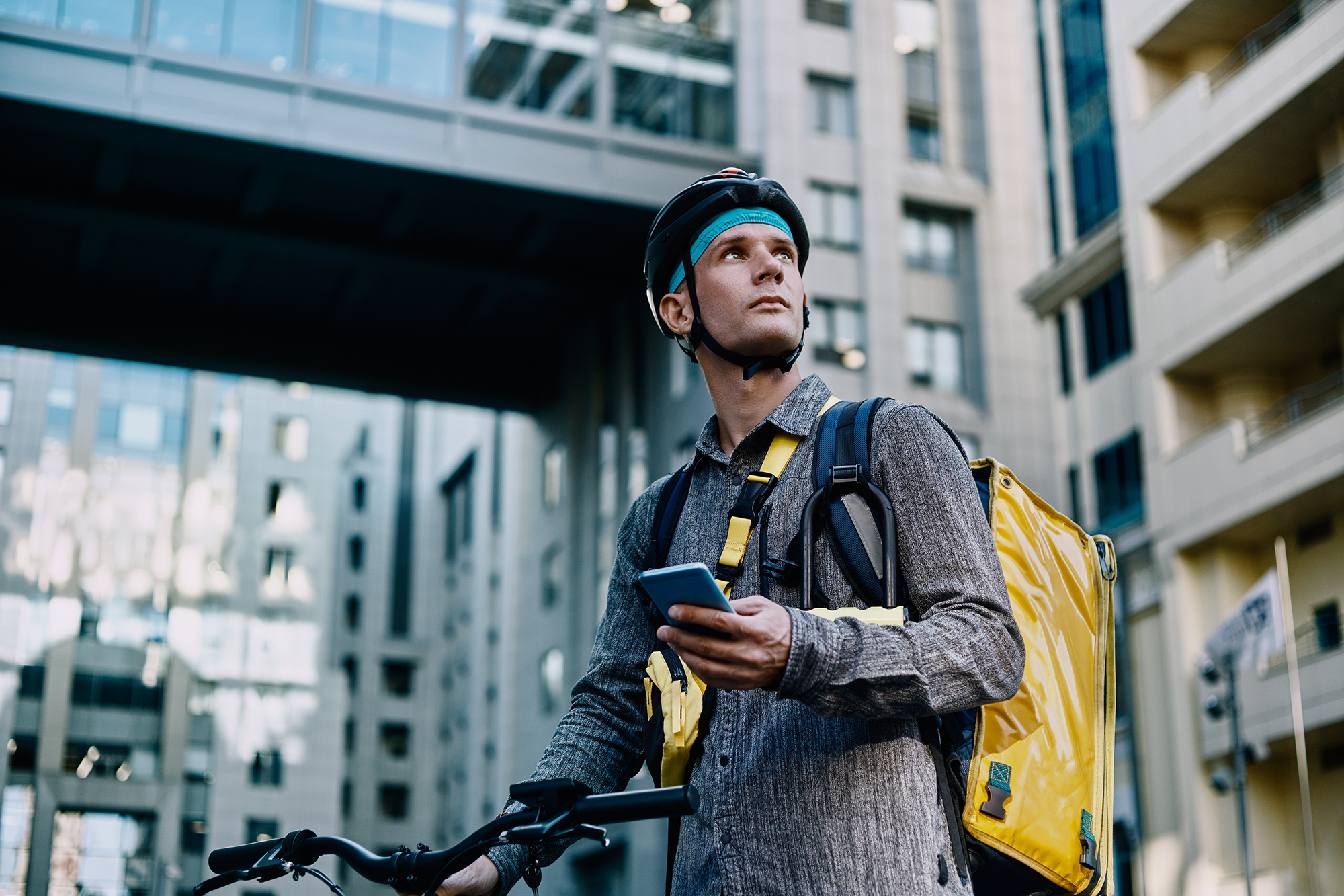 Работа в Украине: куда легко берут людей без документов и бывших осужденных