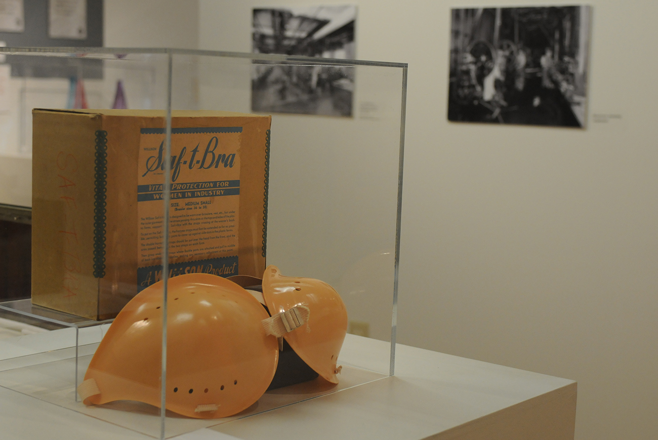 Пластиковый бюстгальтер: зачем женщины носили его во время Второй мировой войны