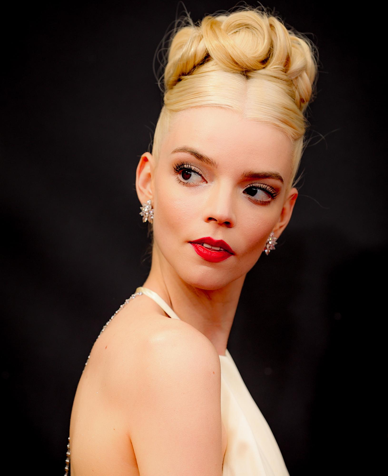 Выходы королевы: самые блистательные образы Ани Тейлор-Джой на красной дорожке