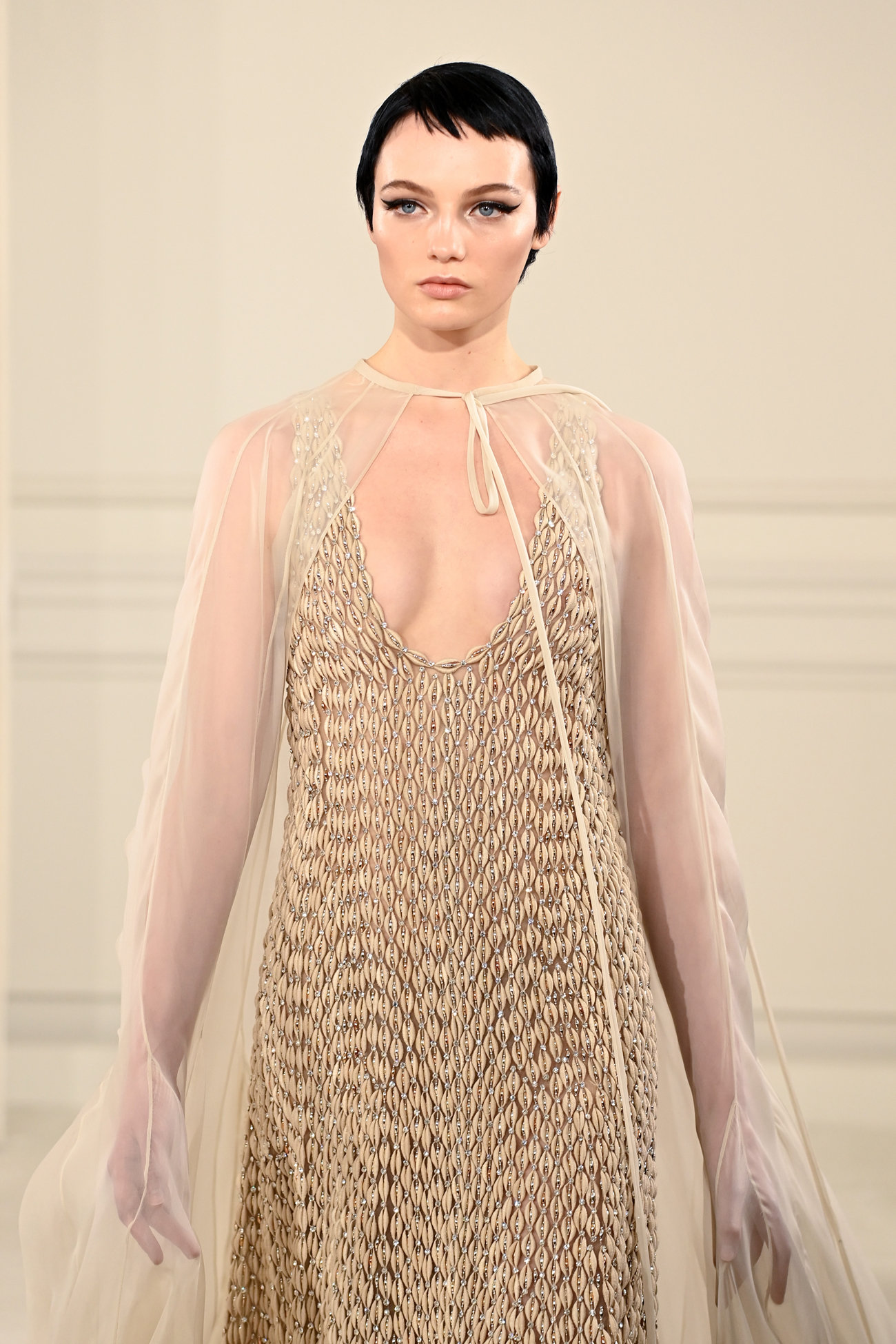 Казкова розкіш, мінімалізм і багатошаровість: найяскравіші образи кутюрної колекції Valentino