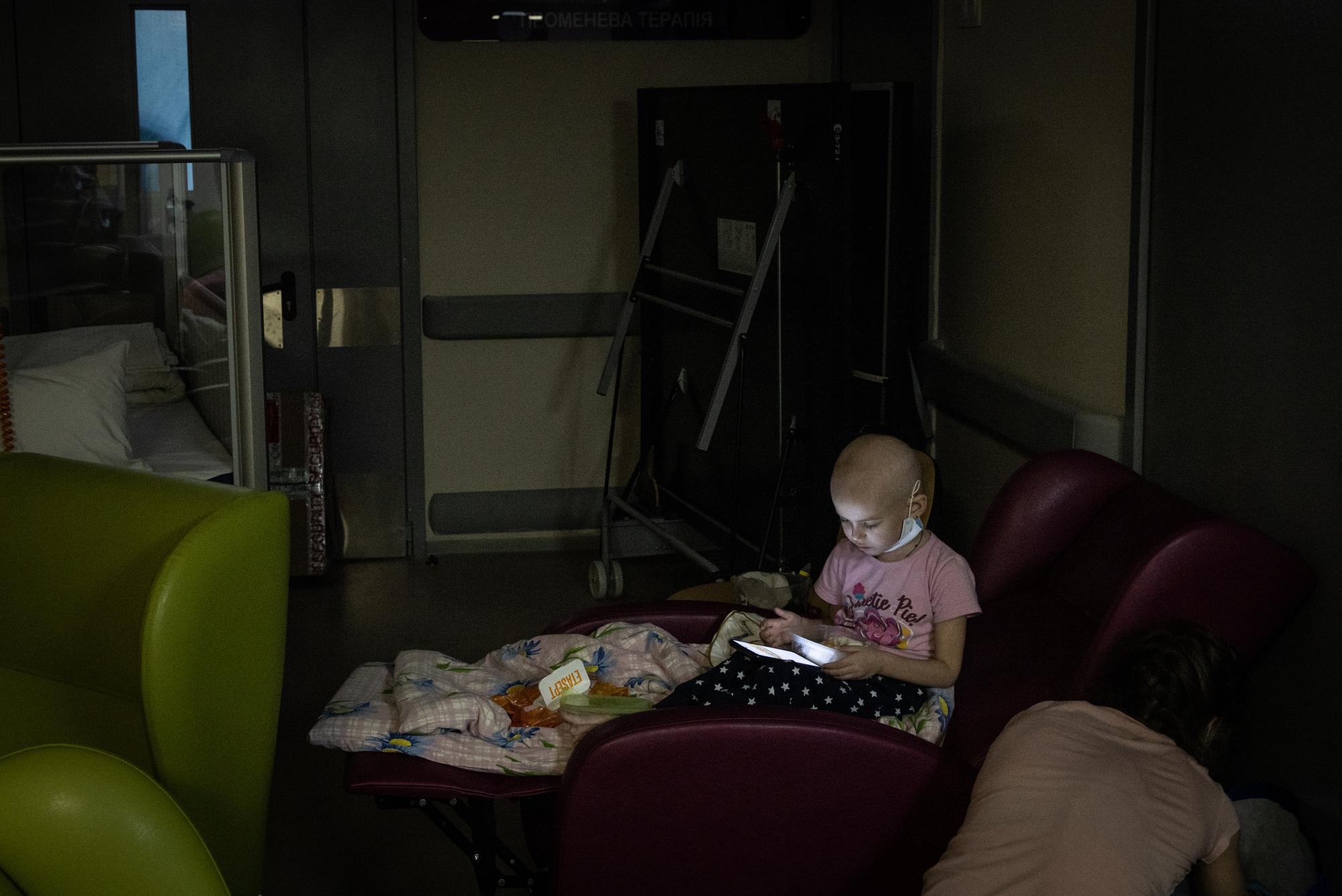 Одно из бомбоубежищ в Киеве обустроили, как палату для онкобольных малышей: на фото не взглянуть без слез