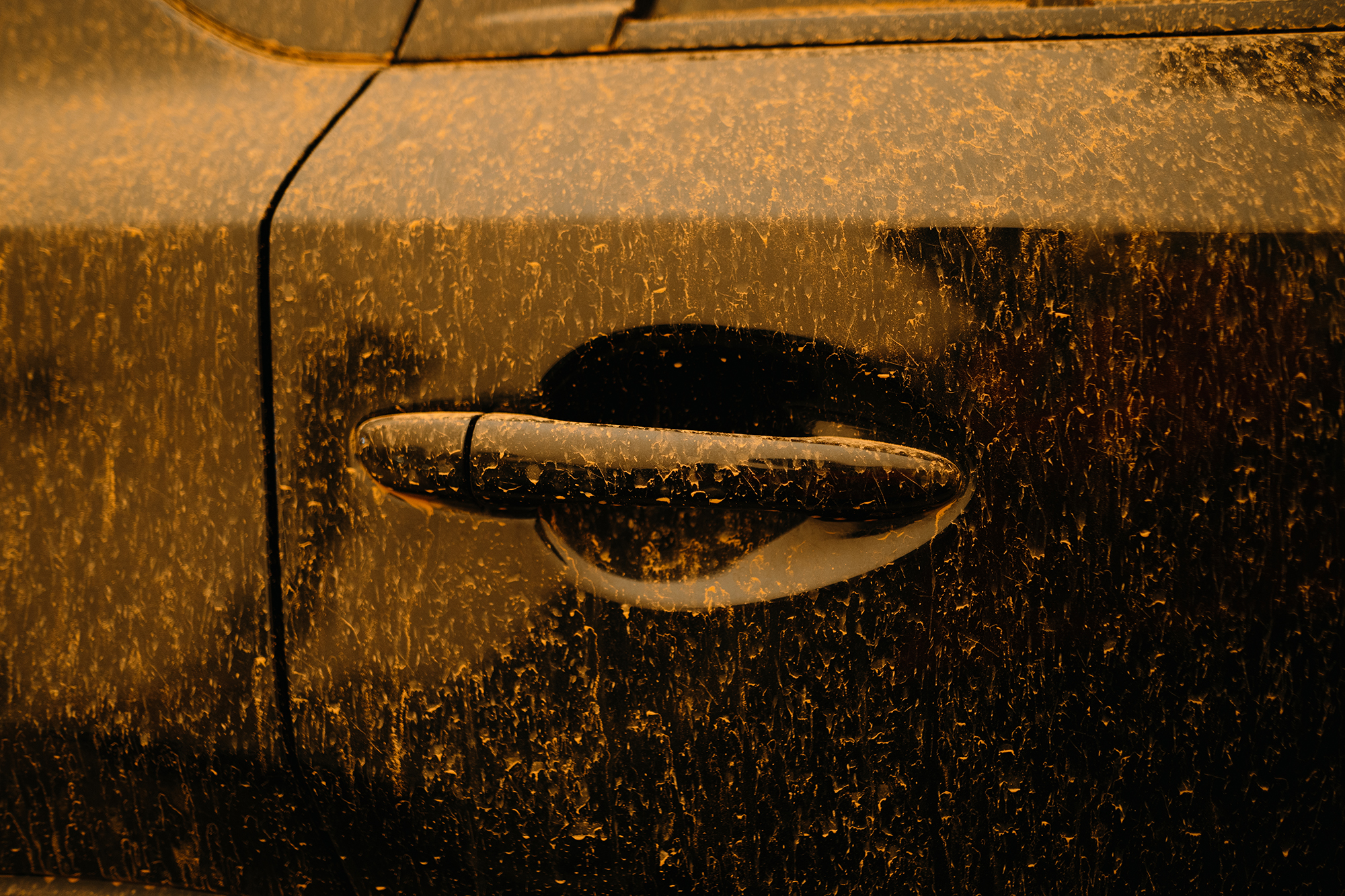 Весняні неприємності для авто: як захистити машину від бітуму та інших дорожніх сюрпризів