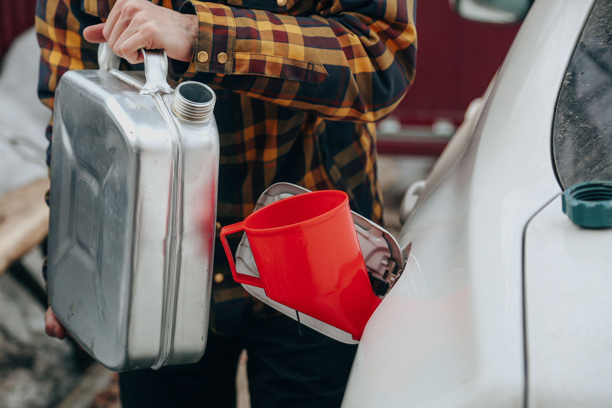 Бережем авто и пассажиров: как правильно перевозить бензин в машине