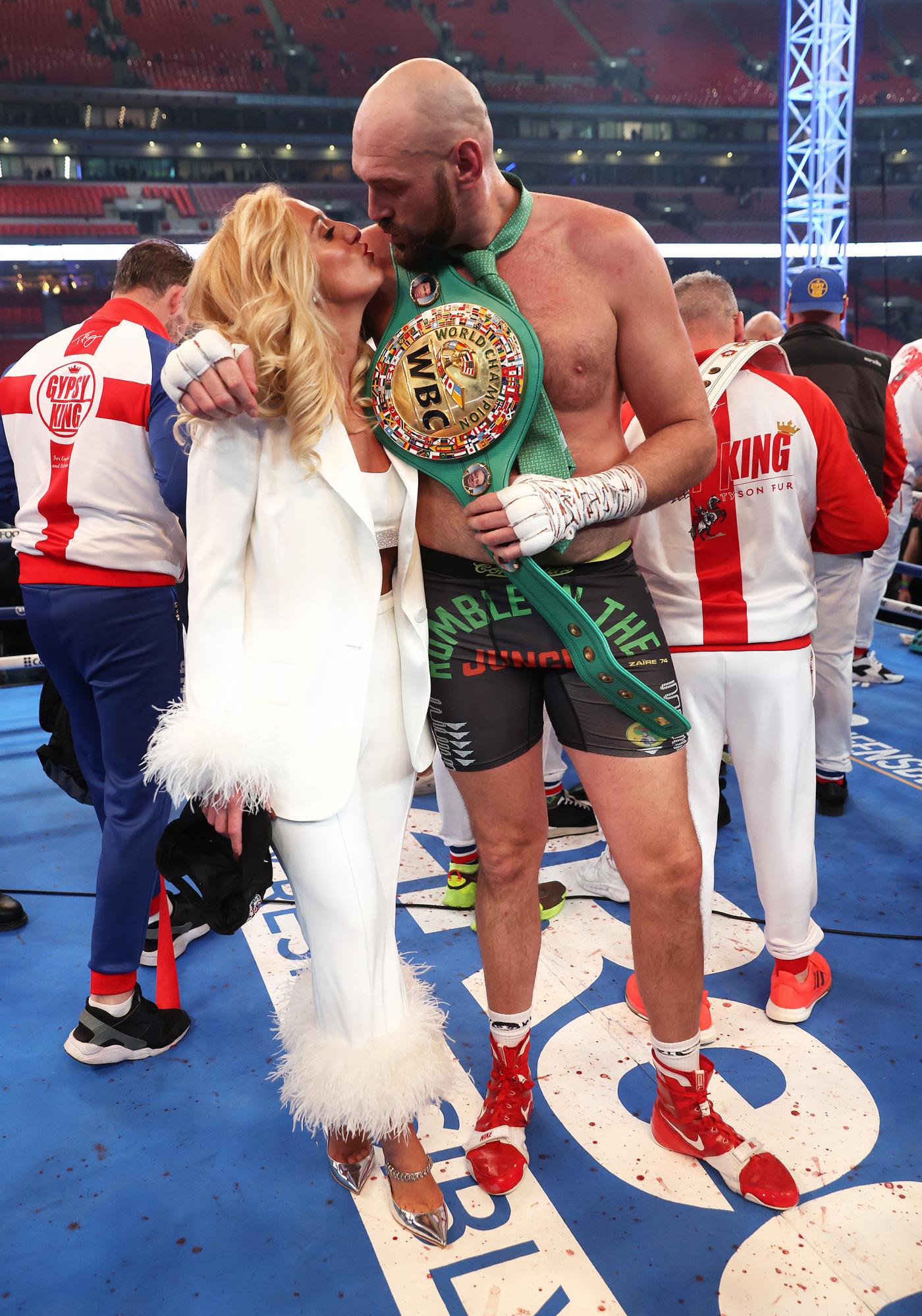 Як виглядають дружини Усика і Ф’юрі: фото "перших леді" боксерів