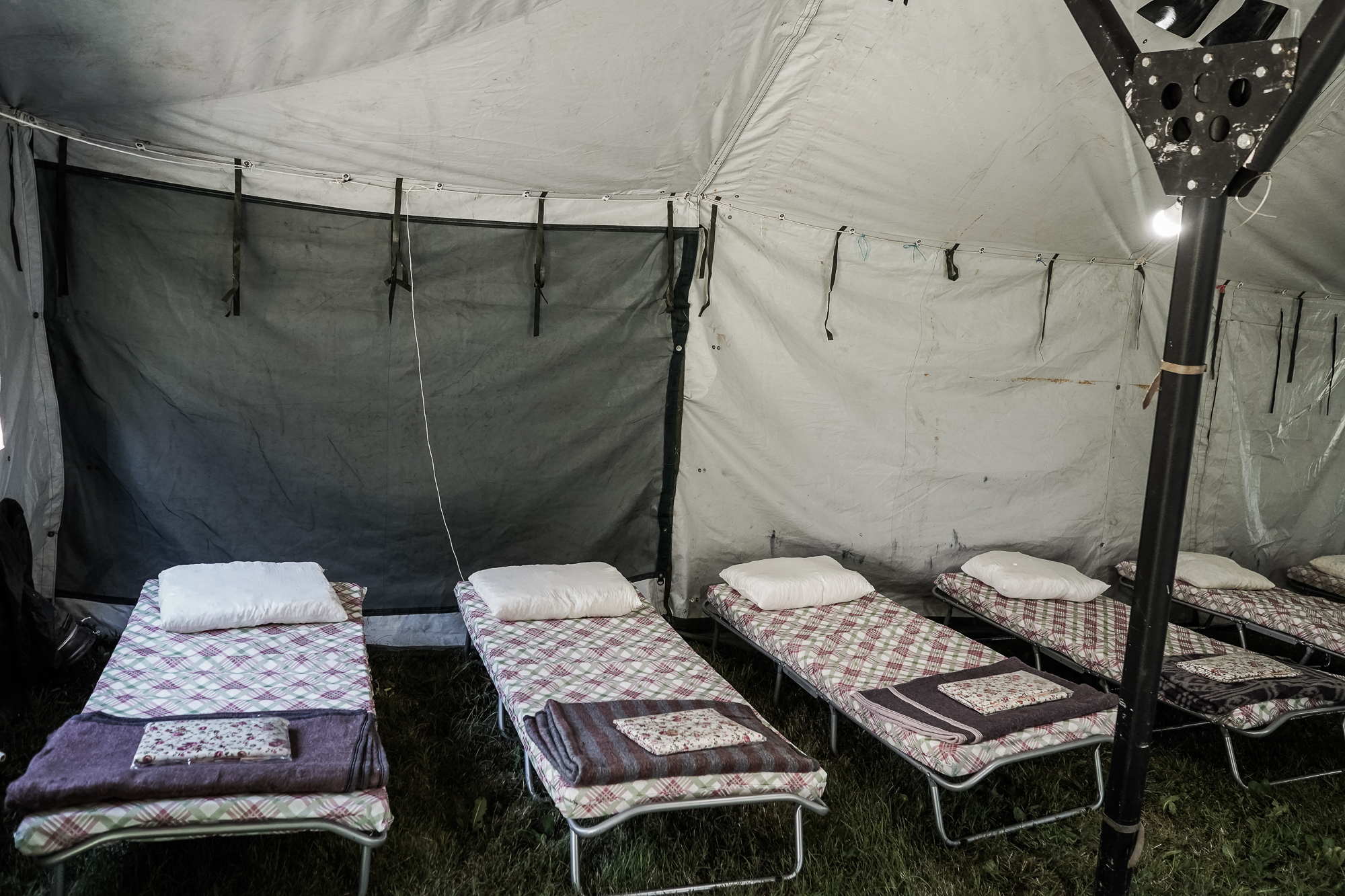 Палатки, контейнеры и колючая проволока. Куда переселили украинских беженцев в Болгарии