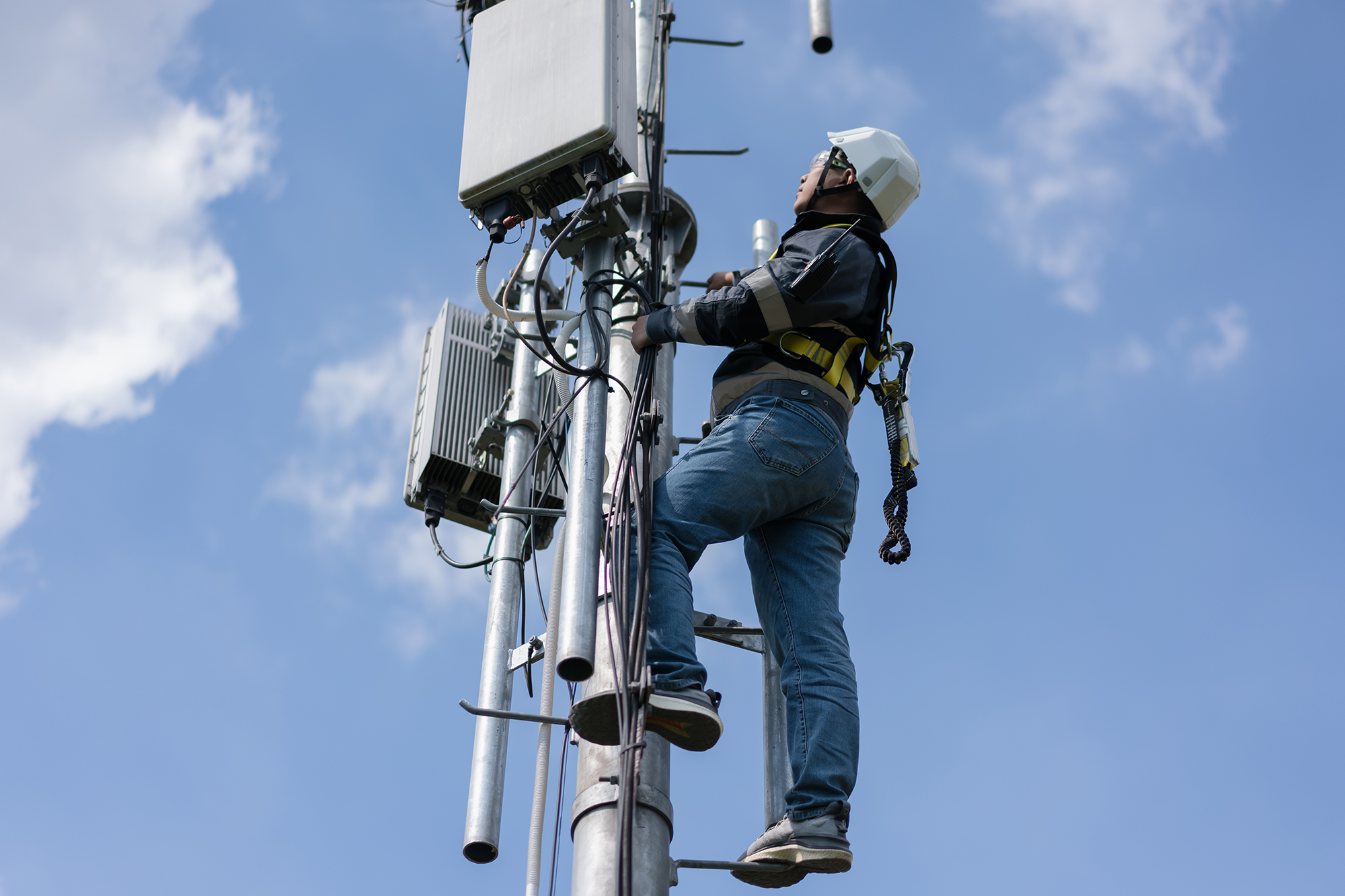 Залишитися на зв’язку. Як мобільні оператори та Мінцифри готуються до блекаутів