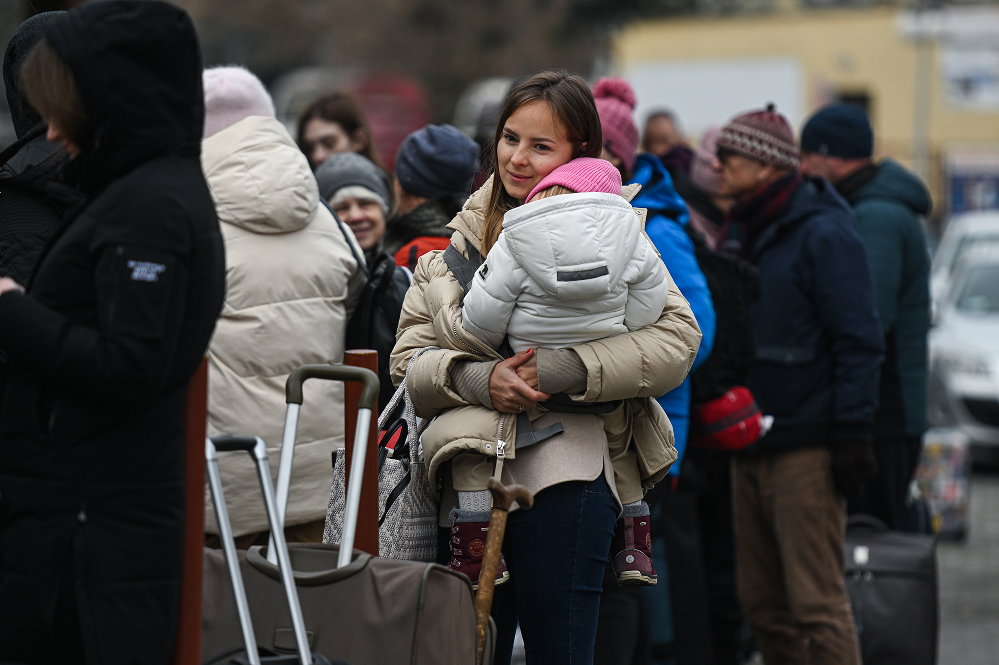 Выплаты и право остаться. Какие изменения для украинских беженцев готовят в странах Европы
