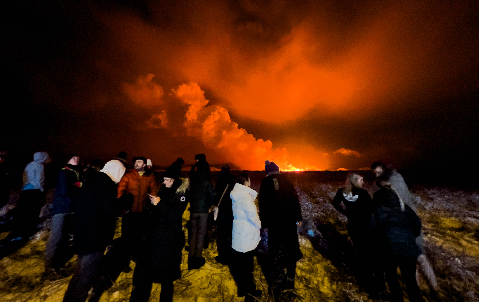 Вогняні фонтани і величезна тріщина. В Ісландії вивергається вулкан: моторошні фото та відео