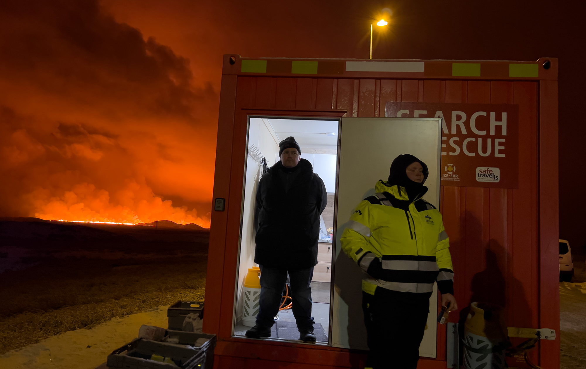 Вогняні фонтани і величезна тріщина. В Ісландії вивергається вулкан: моторошні фото та відео